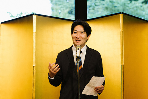 受賞者スピーチを述べる磯田道史さん