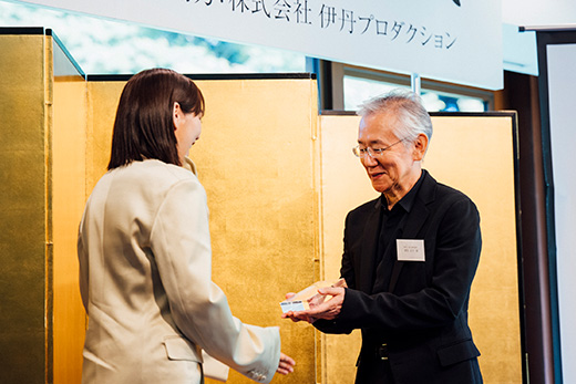 周防正行選考委員による正賞 盾の贈呈