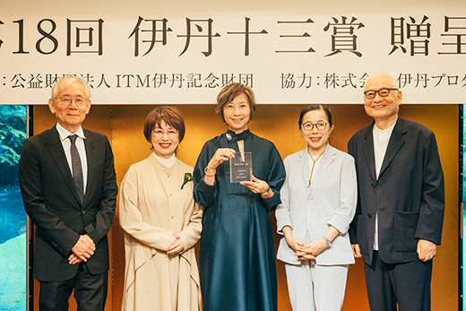 岸本佐知子さん、選考委員の皆さんと館長